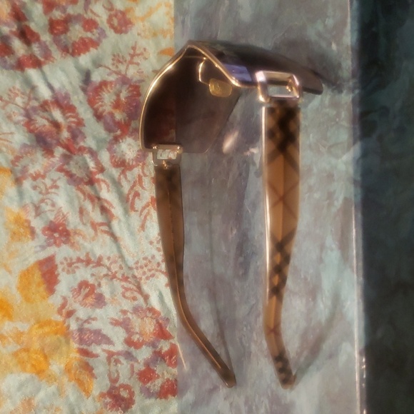 Burberry sunglasses w/case - Picture 2 of 7